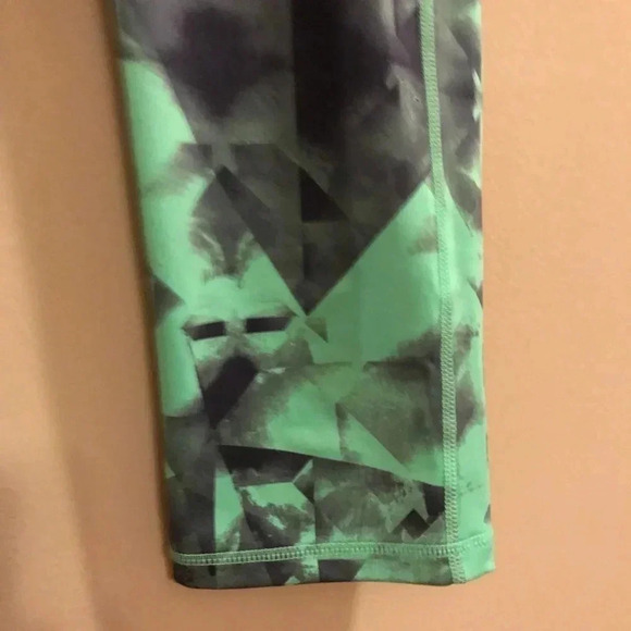 Z By Zella Green Black Geo Abstract Pattern Cropped Capri Leggings Women’s Small - Picture 2 of 11